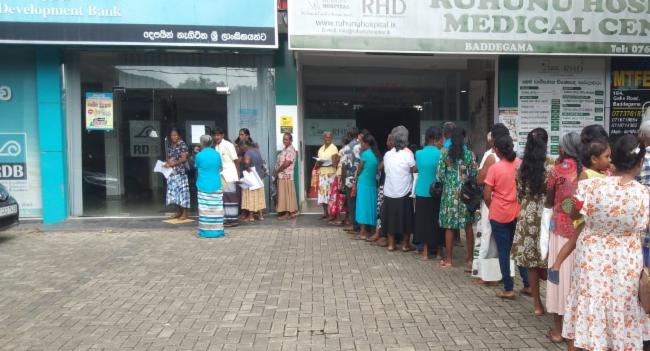 Sri Lankans back in queues for Aswesuma Benefits